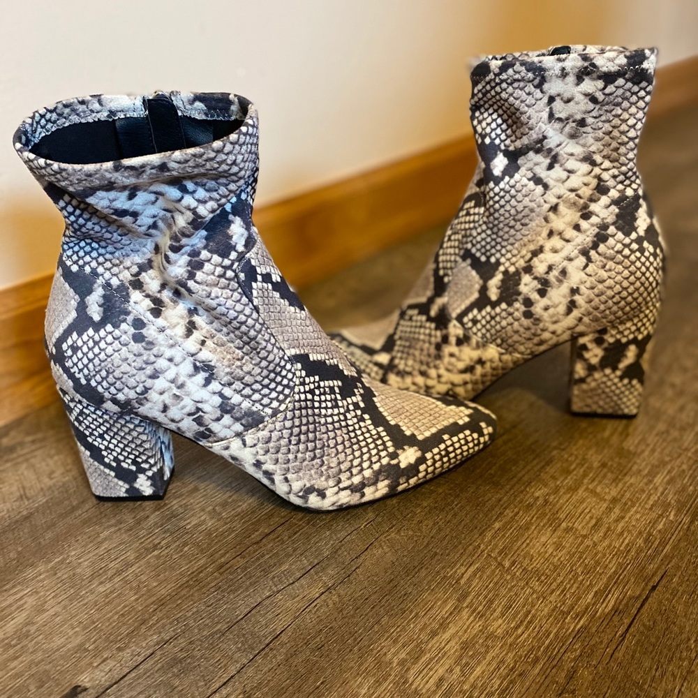 Steve Madden Snakeskin ankle boots 👢